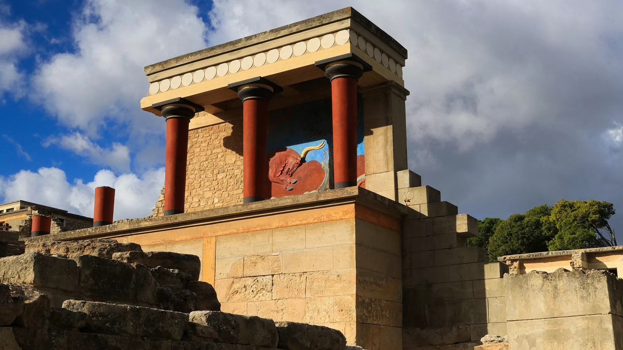 Exploring the Ruins of Knossos