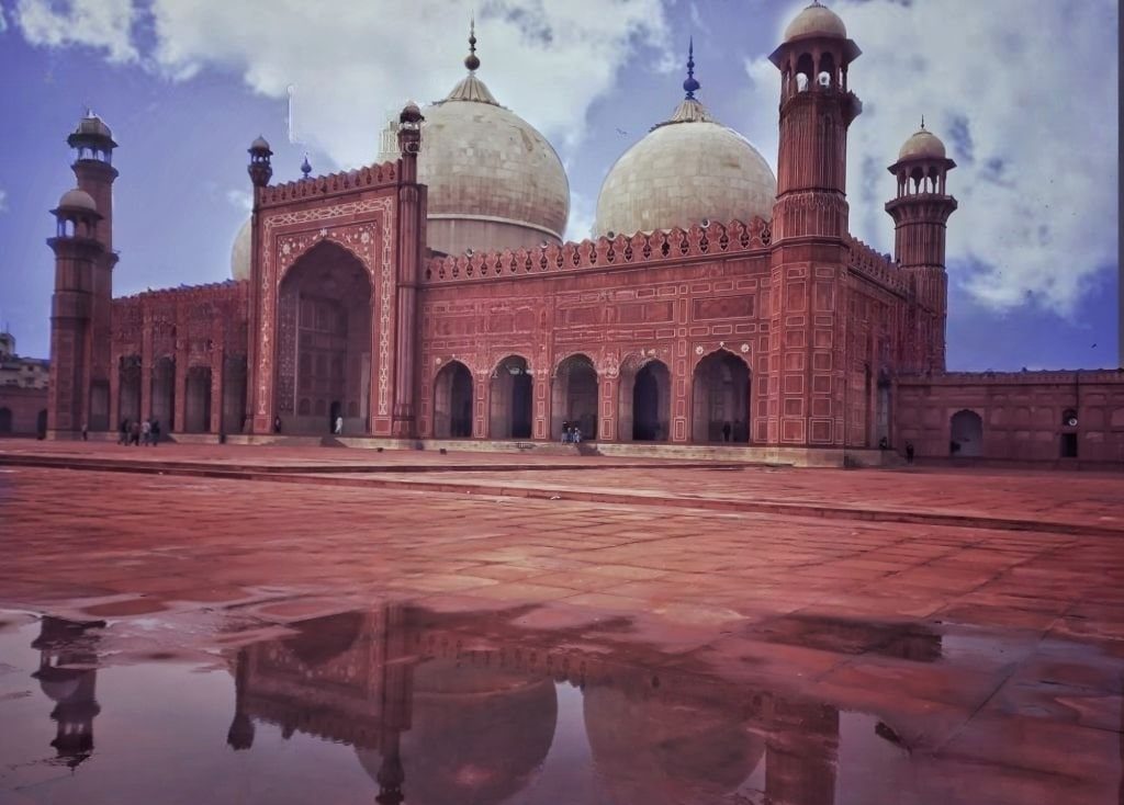 Badshahi Mosque - Places to Visit in Lahore