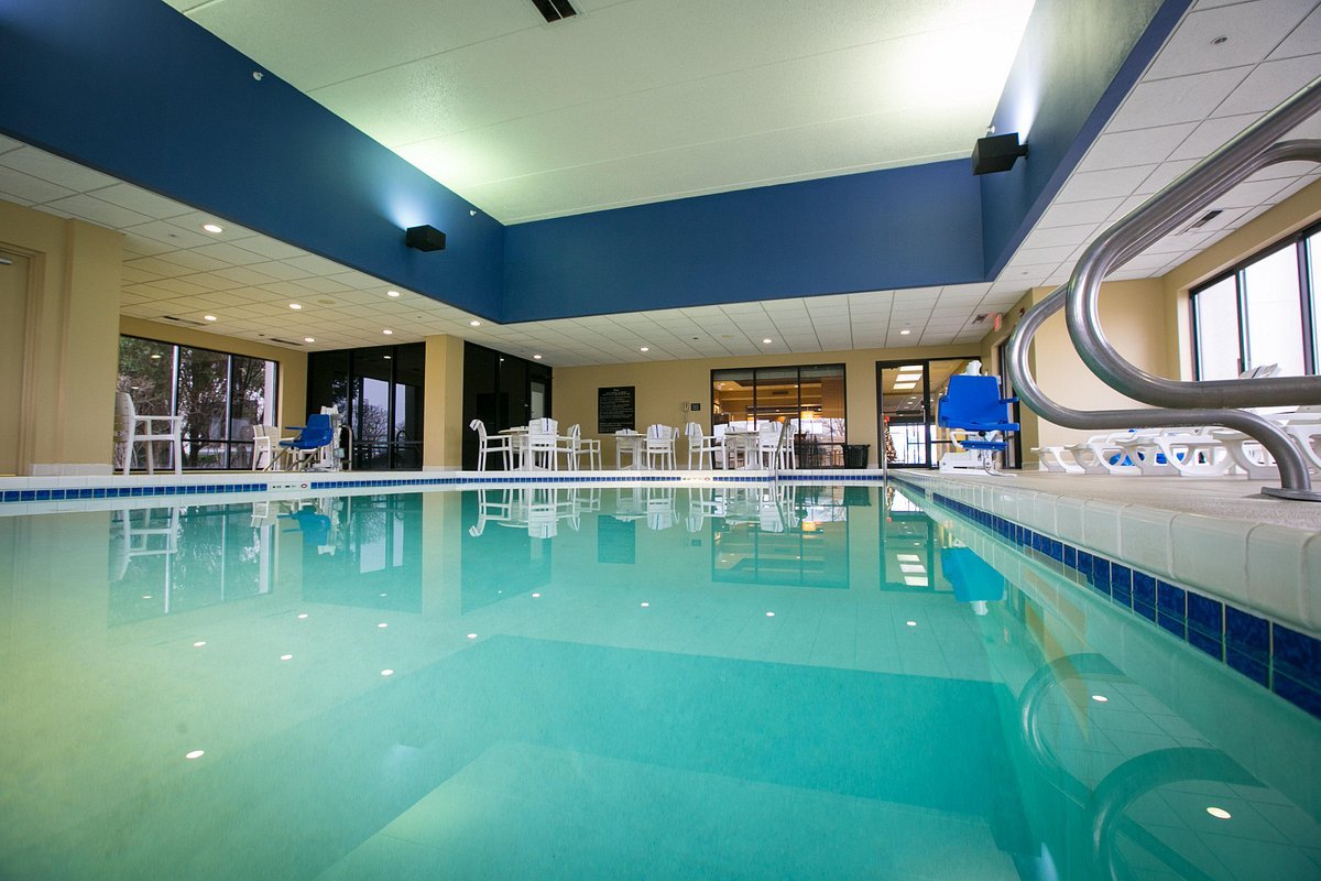 Green Bay Hotels with Pool