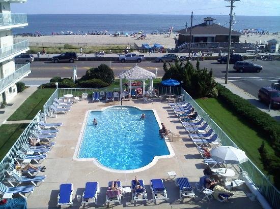 Sea Crest Inn's Poolside Haven - Hotels with Pools in NJ