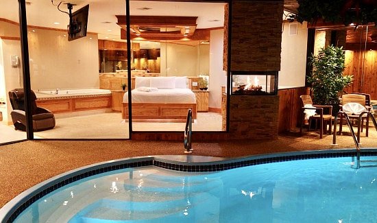 Milwaukee Hotels with Pools